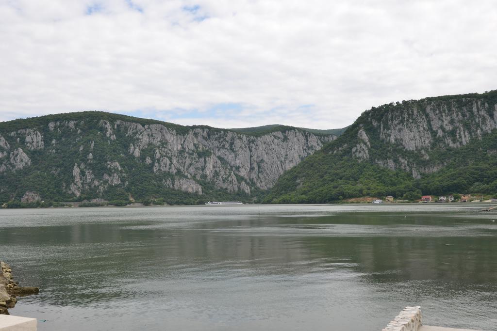 Vila Golful Dunarii Dubova Buitenkant foto